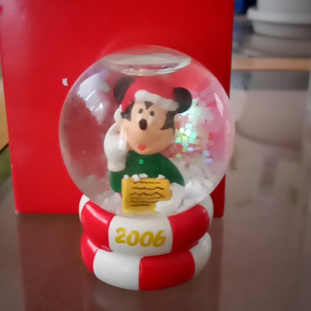 2006 Mickey Mouse snow globe
